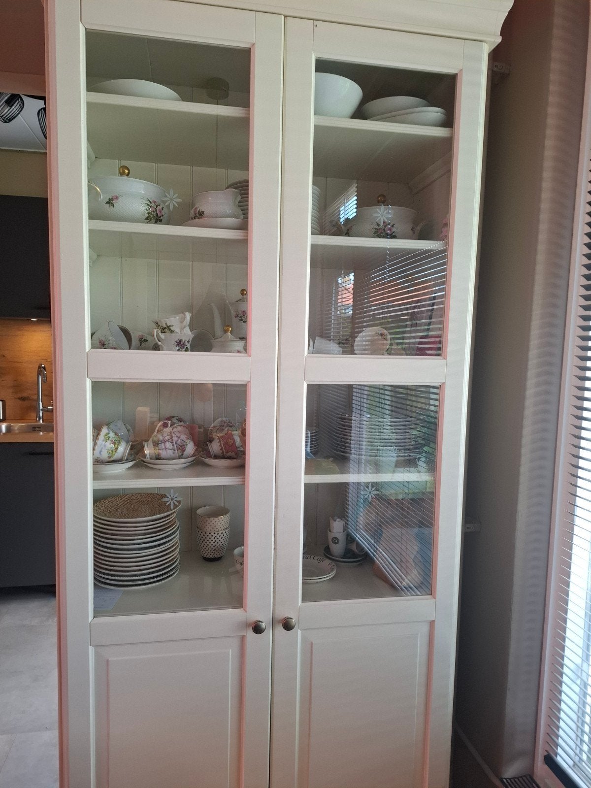 Mooie vitrinekast met glazen deuren, Ophalen, Met deur(en), 100 tot 150 cm, Zo goed als nieuw