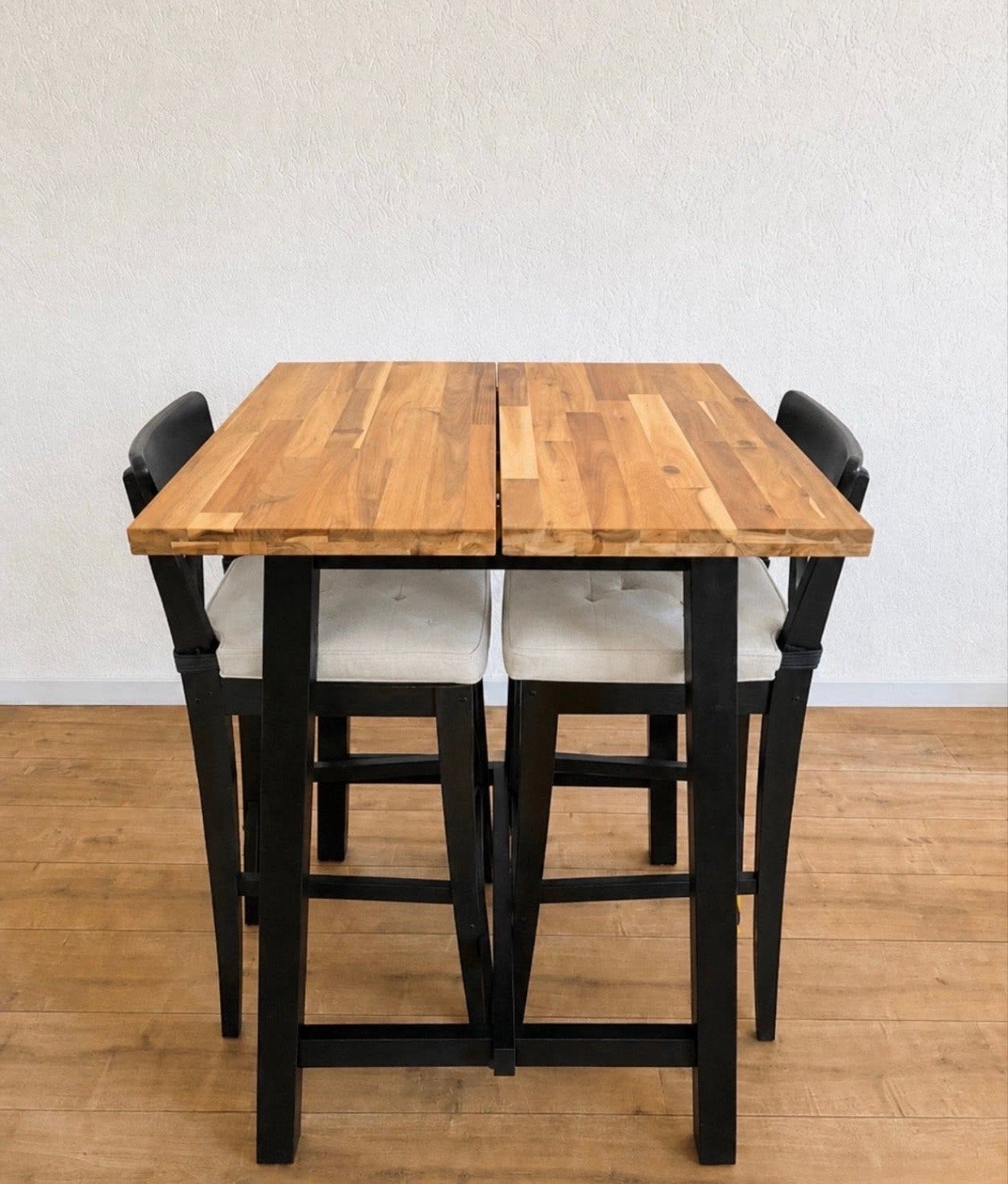 IKEA SKOGSTA bartafel + 2 ROSENTORP barkrukken, Huis en Inrichting, Ophalen, Zo goed als nieuw
