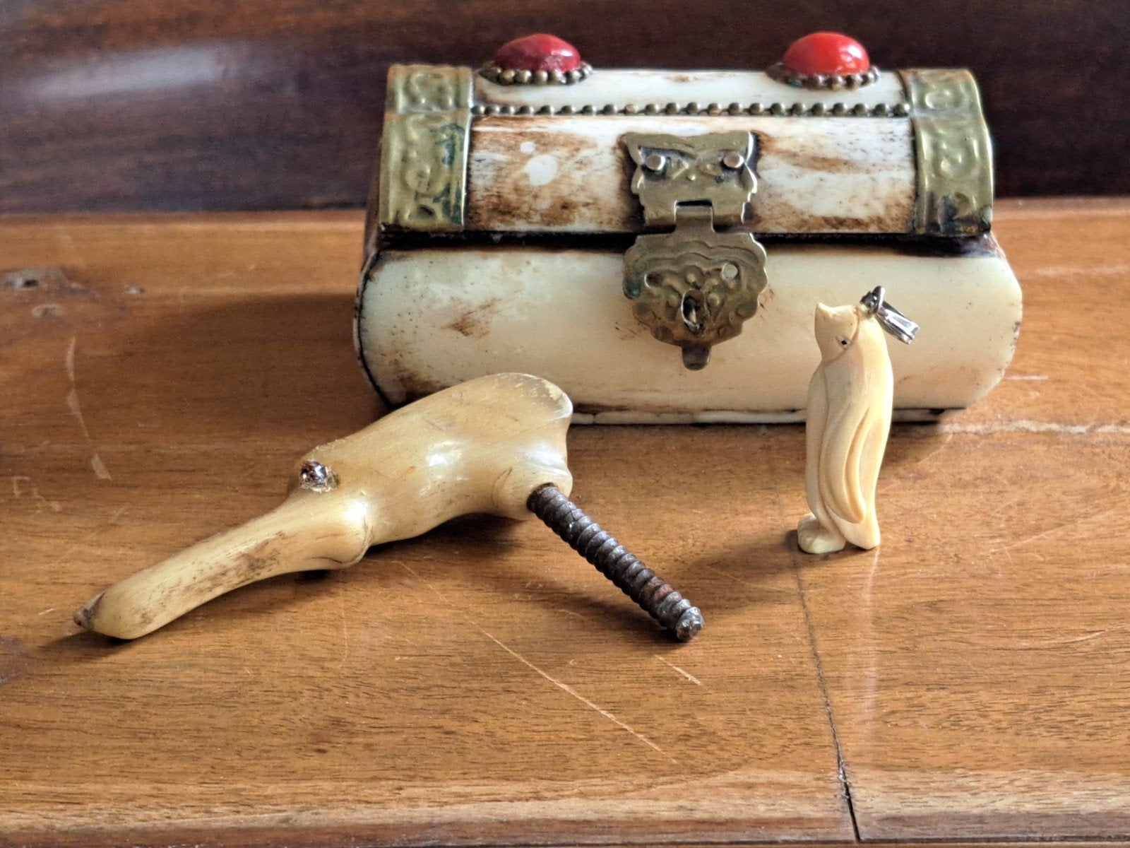 kamelenbeen doosje, hoornenwindhondknop benen pinguinhanger, Antiek en Kunst, Verzenden