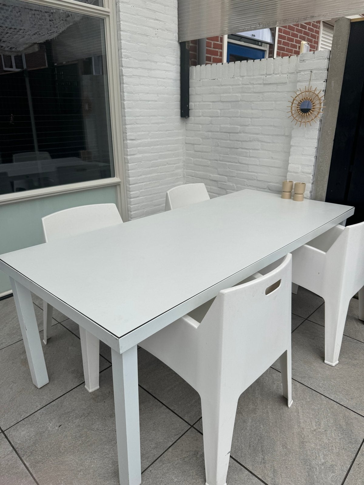 Witte tuintafel merk ‘ Le Sud' met 4 stoelen., Ophalen, Zo goed als nieuw, Rechthoekig, Kunststof