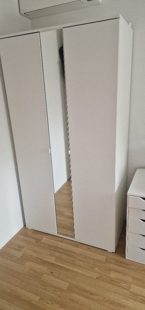IKEA Vihals Wit 2 deurs kledingkast met spiegel 105x57x200cm, Huis en Inrichting, Kasten | Kledingkasten, Ophalen, Met deur(en)