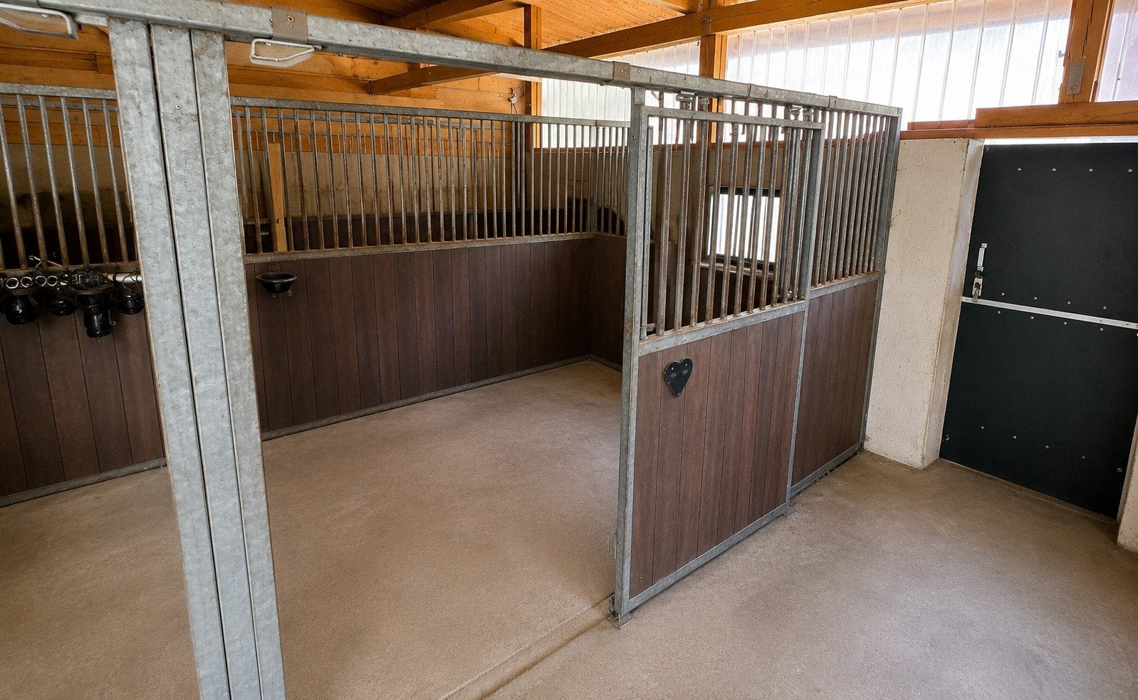 6 paardenstallen 3,70 meter bij 2,75 meter, Stalling, 4 paarden of pony's of meer