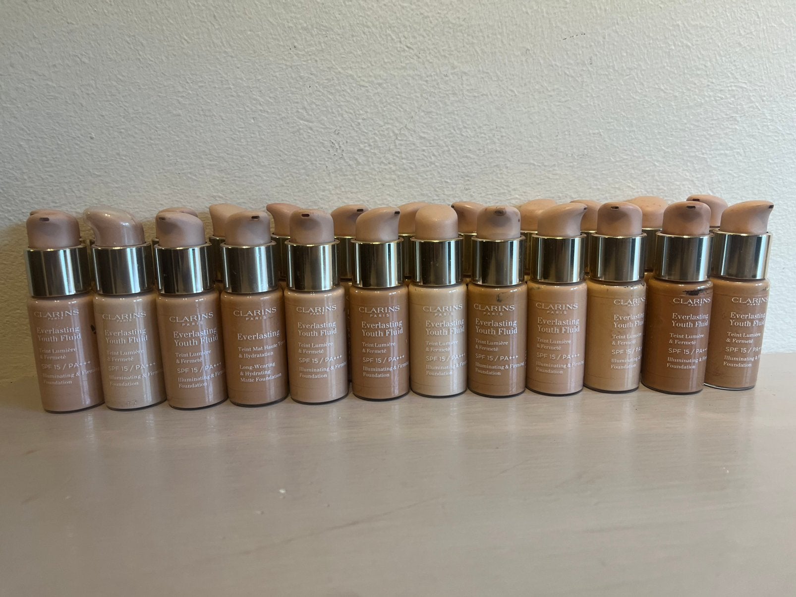24 flesjes Clarins Everlasting Youth Fluid foundation tinten, Overige kleuren, Gehele gezicht, Nieuw, Ophalen of Verzenden