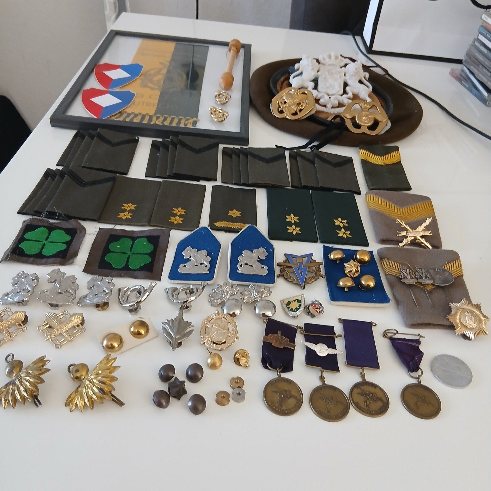 Dit is een uitgebreide verzameling van Nederlandse militaire, Ophalen, Landmacht, Nederland, Embleem of Badge
