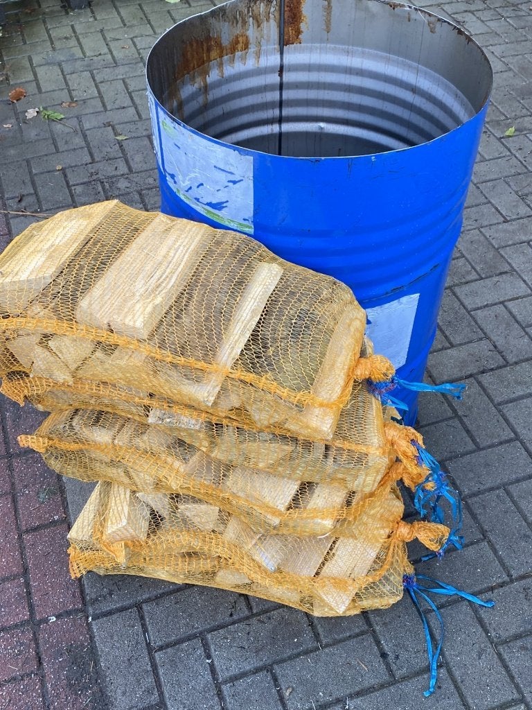 200 liter vuurton met 5 zakken haardhout, Minder dan 3 m³, Ophalen of Verzenden, Blokken