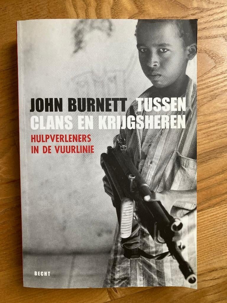 Boek Tussen glans en krijgsheren - John Burnett, Ophalen of Verzenden, Zo goed als nieuw