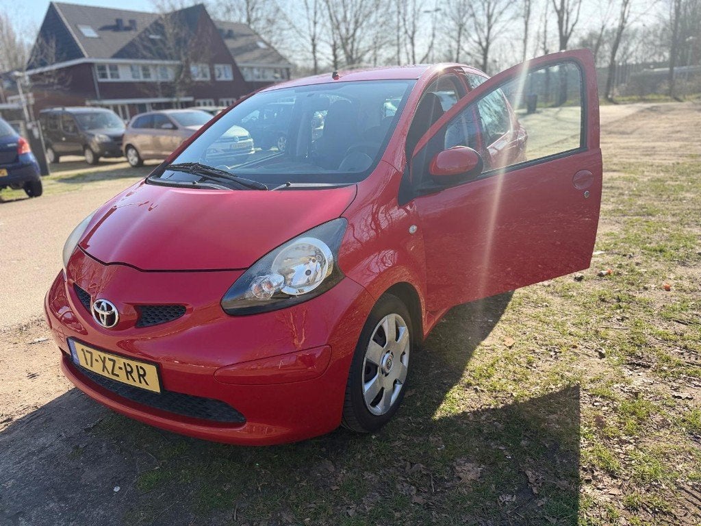 Toyota Aygo Automaat Airco NAP Onderhoudshistorie APK 10-26, Auto's, Toyota, Stof, 4 stoelen, 68 pk, Origineel Nederlands