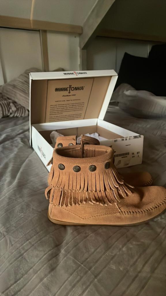 Minnetonka enkellaarsjes 36, Kleding | Dames, Schoenen, Ophalen of Verzenden, Zo goed als nieuw