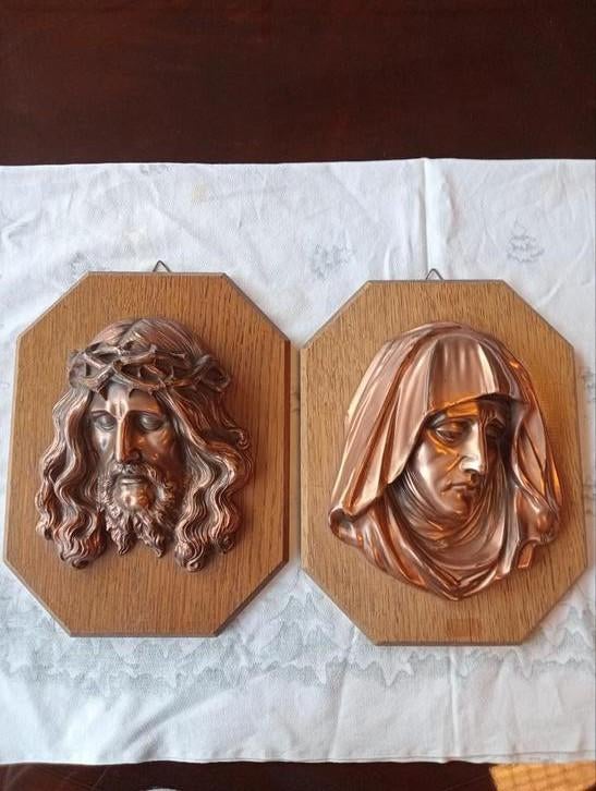 Koperen reliëfs van Jezus en Maria op eikenhouten plaat, Antiek en Kunst, Antiek | Religie, Ophalen of Verzenden