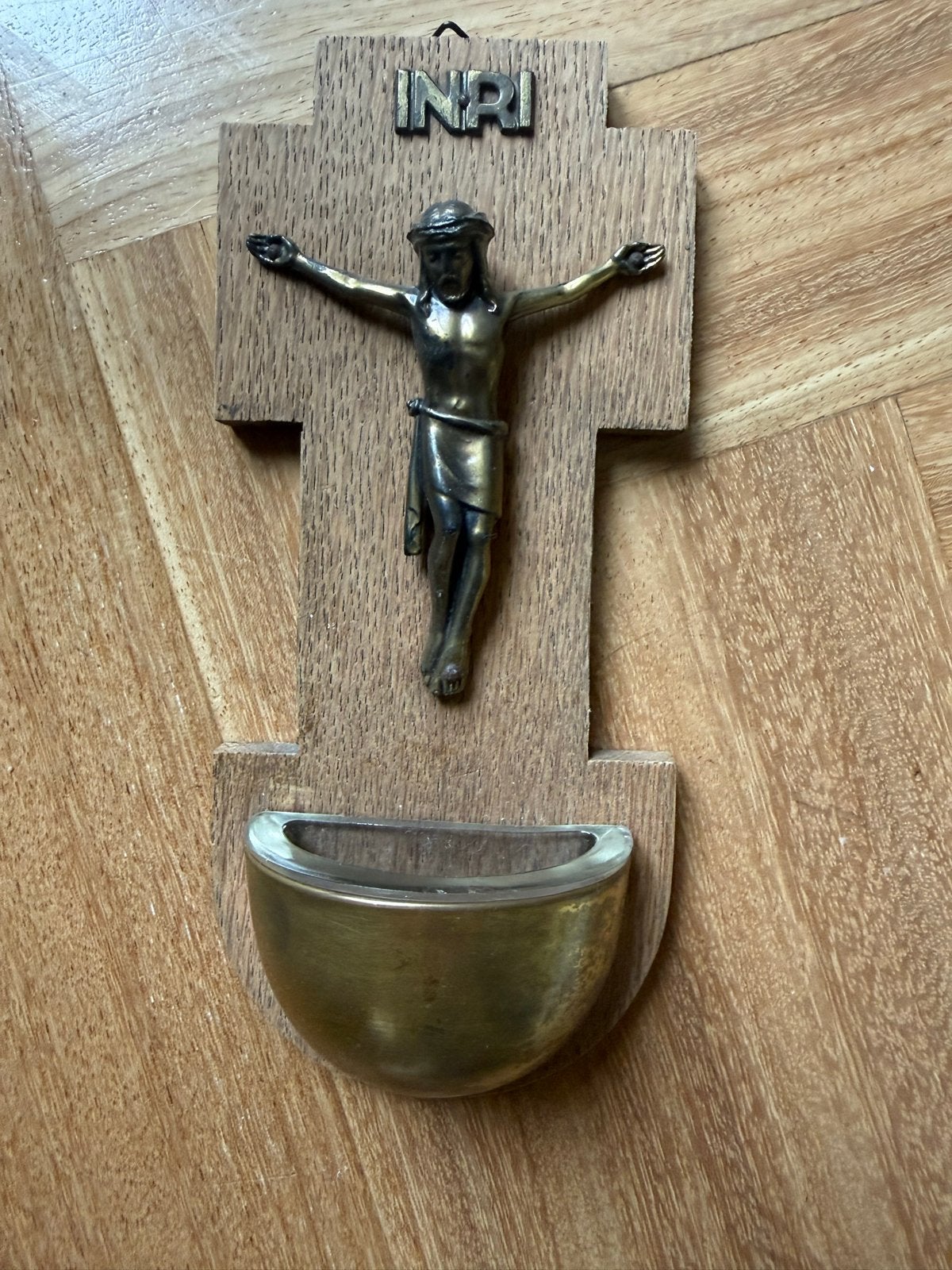 Vintage houten kruisbeeld met wijwaterbakje, Antiek en Kunst, Ophalen of Verzenden