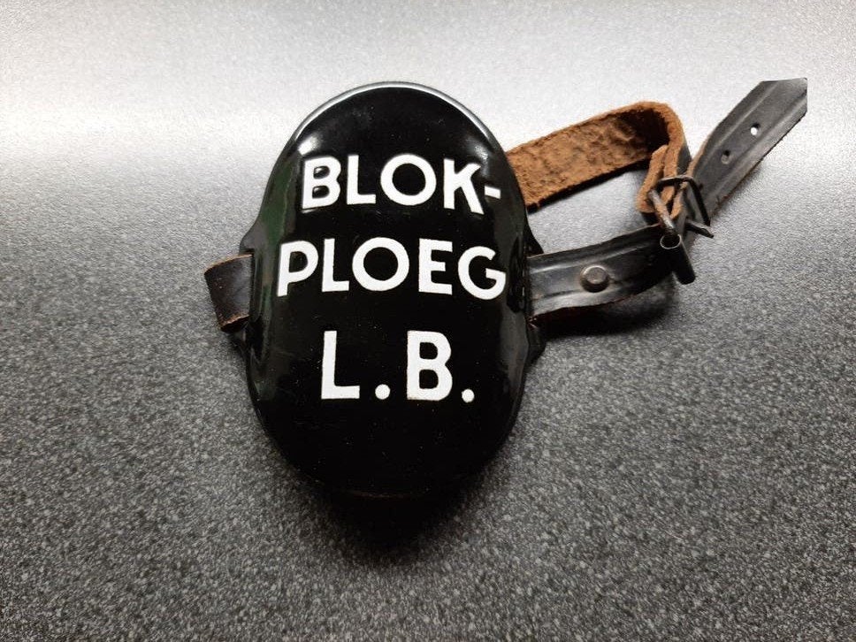 Armschild  - Blok Ploeg  L.B. / Luchtbesch.Dienst Nederland, Ophalen of Verzenden, Nederland, Embleem of Badge