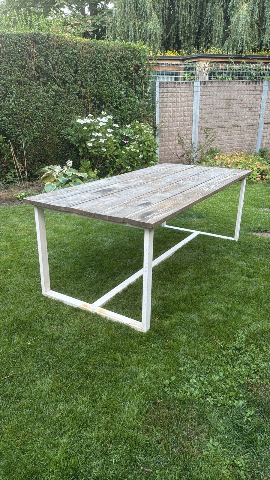 Robuuste houten tuintafel met metalen onderstel, Ophalen, Gebruikt, Rechthoekig, Hout