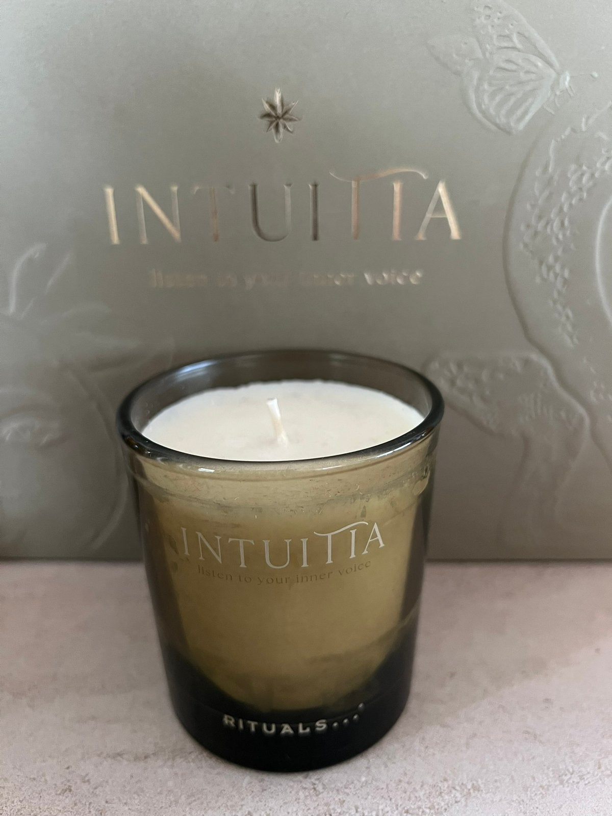 Rituals INTUITIA Geurkaarkaars 140 gr 🤎🦉 nieuw!, Huis en Inrichting, Woonaccessoires | Kandelaars en Kaarsen, Ophalen of Verzenden