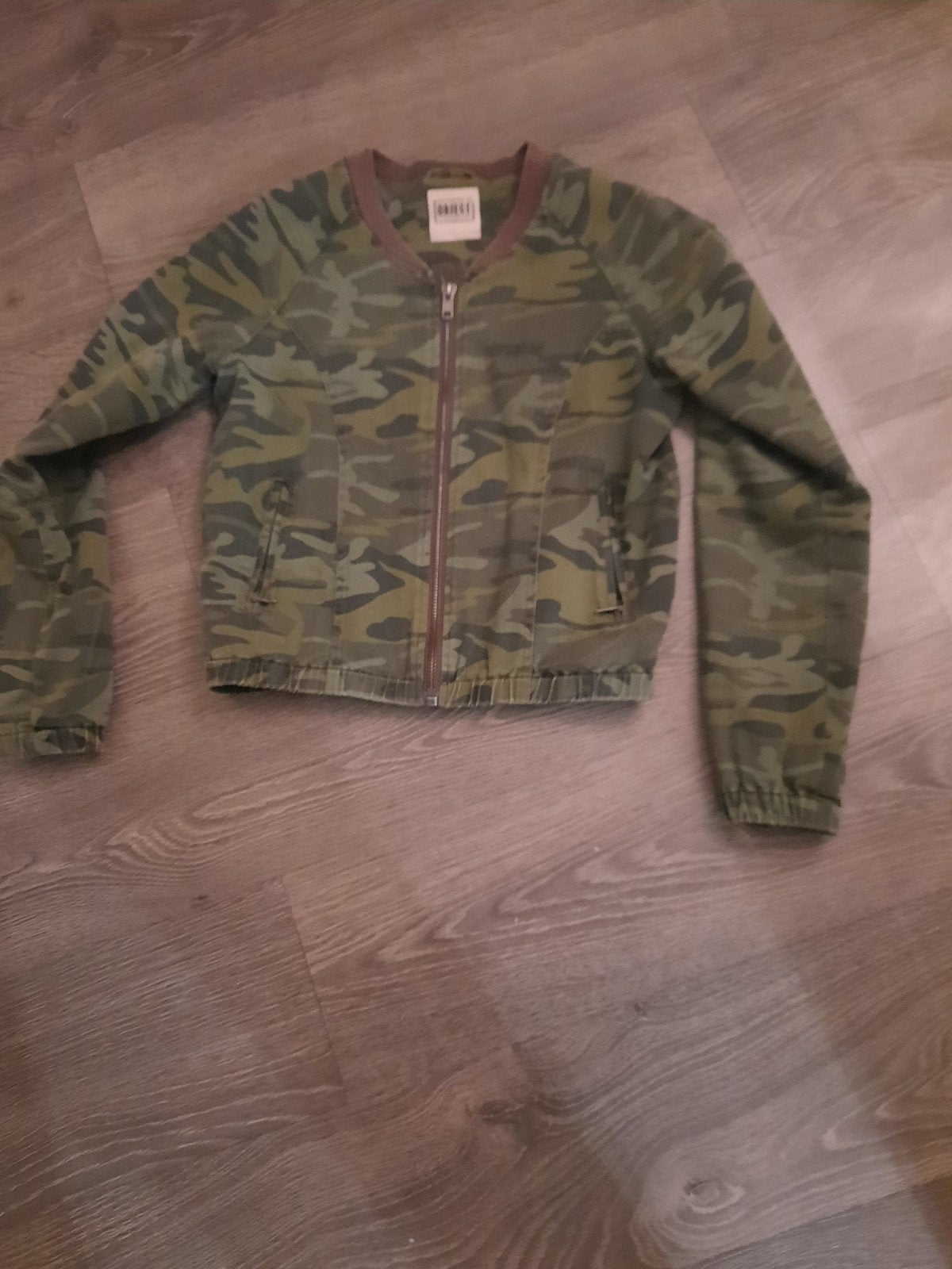 Stoere camouflage jas met rits maat S € 10,00, Kleding | Dames, Jassen | Zomer, Ophalen of Verzenden, Maat 36 (S), Groen, Onbekend