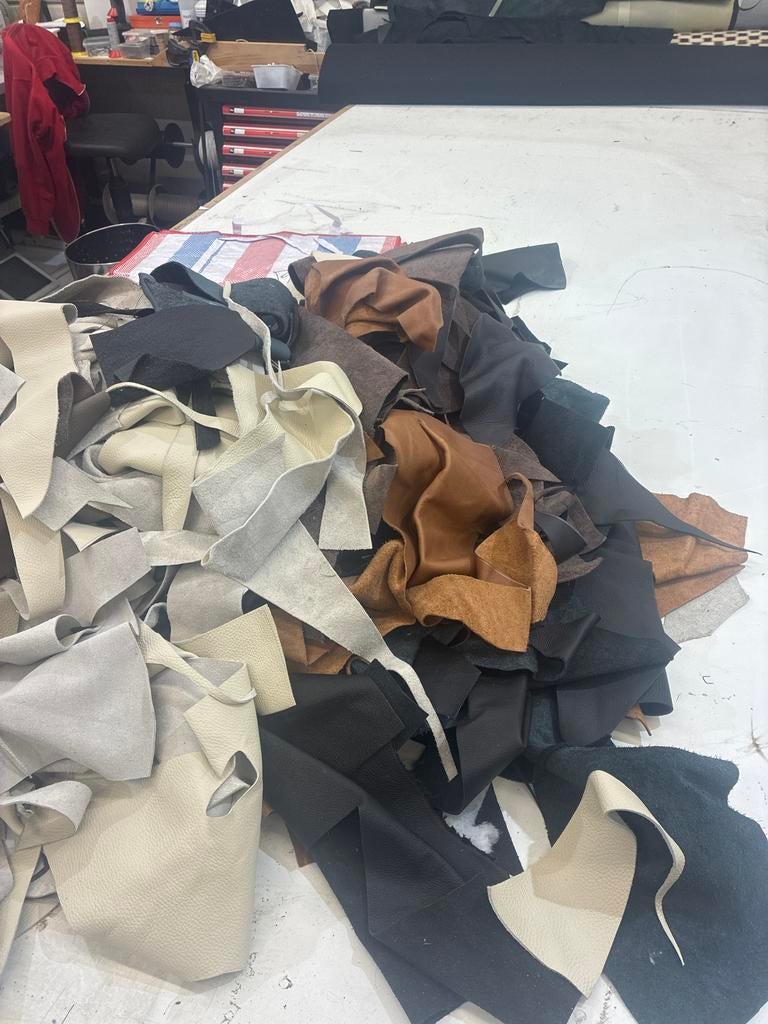 Ruim 14 kg restanten leer - diverse kleuren en maten, Gebruikt, Overige kleuren, Verzenden, Leer of Kunstleer