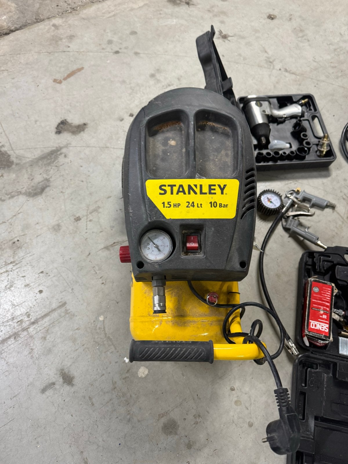 Stanley Compressor met toebehoren - 1.5 PK, 24L, 10 Bar, Ophalen, Gebruikt, 10 bar of meer, Minder dan 200 liter/min
