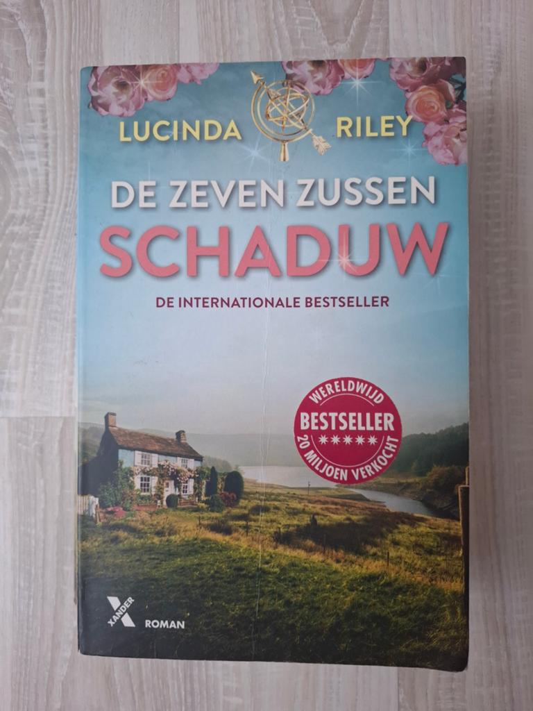 Lucinda Riley - Schaduw, Boeken, Ophalen of Verzenden, Zo goed als nieuw, Lucinda Riley