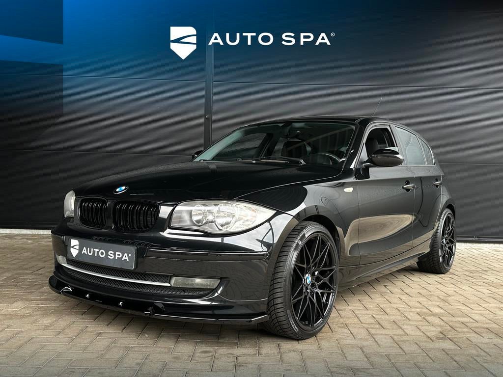 BMW 1 Serie 118i LCI 5-Deurs CarPlay Clima Stoelverwarm. YOU, Auto's, BMW, 1-Serie, 1290 kg, Zwart, Origineel Nederlands
