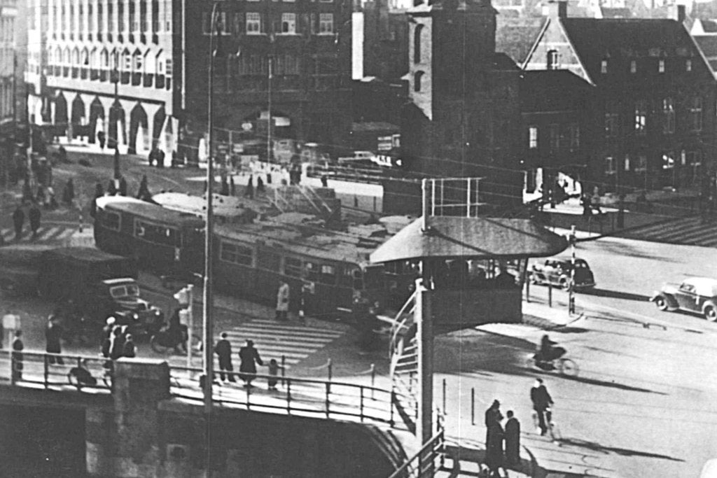 968560	Amsterdam	Muntplein	met Vekeerstoren	1950	Gelopen, Ophalen of Verzenden, 1940 tot 1960, Gelopen, Noord-Holland