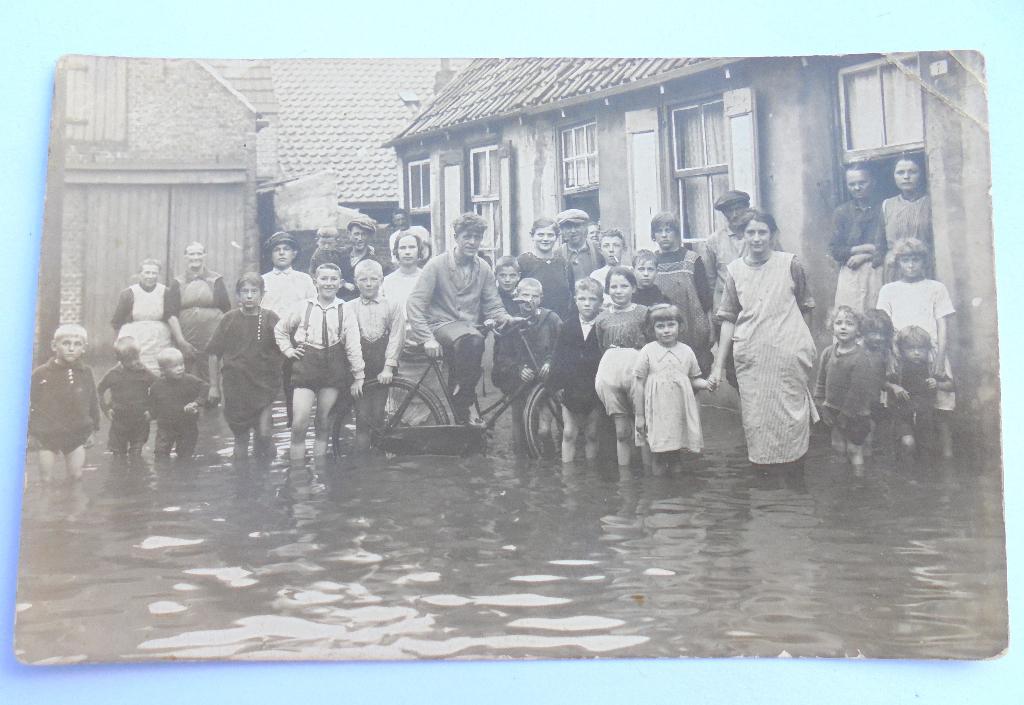 Fotokaart overstroming oude huizen en veel volk te ....???, Ophalen of Verzenden, Voor 1920, Ongelopen, Overijssel
