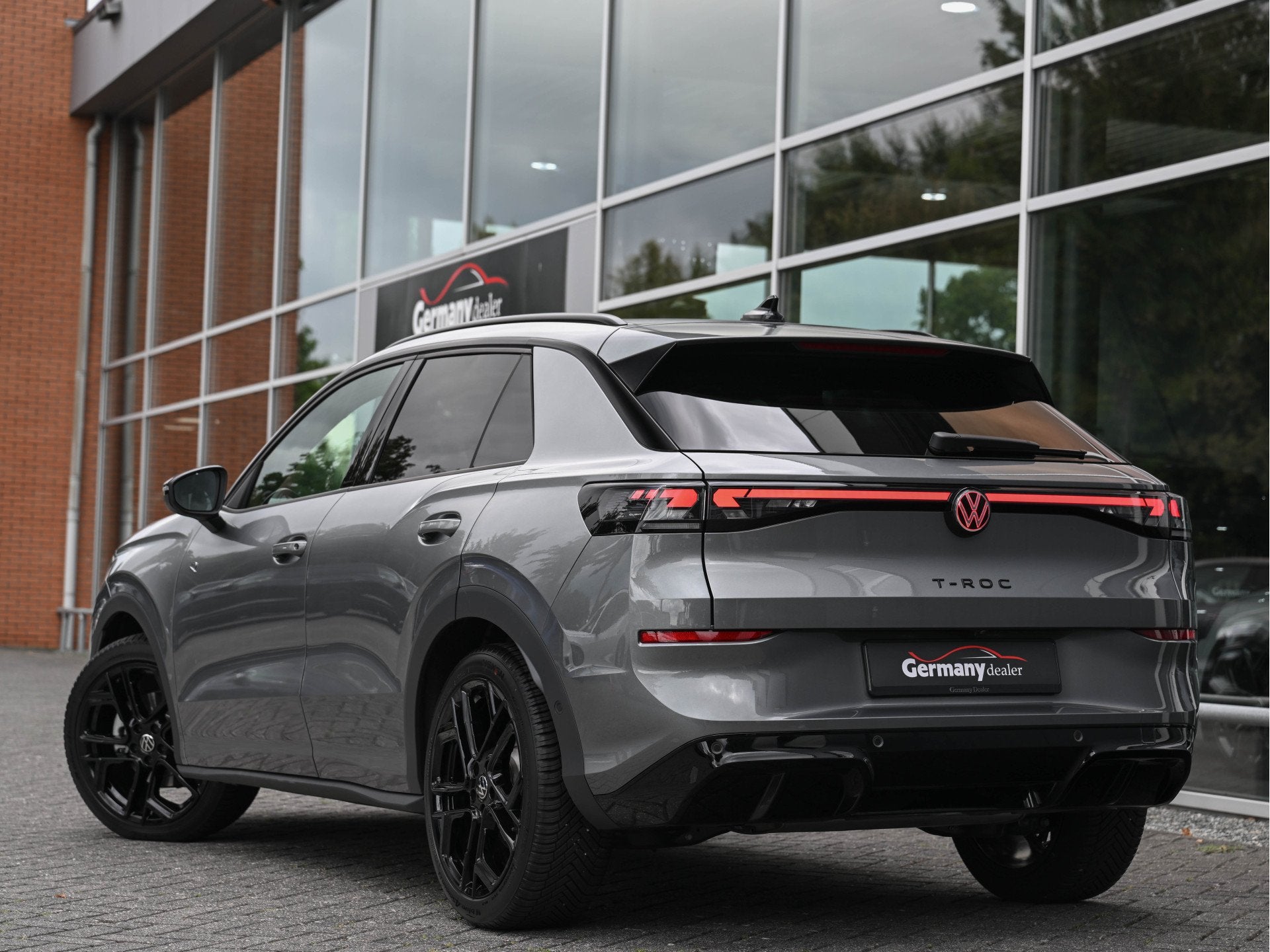 Volkswagen T-Roc 1.5 eTsi R-Line 150pk Pano Trekhaak Keyless, 1374 kg, Zwart, 4 cilinders, Leder en Stof