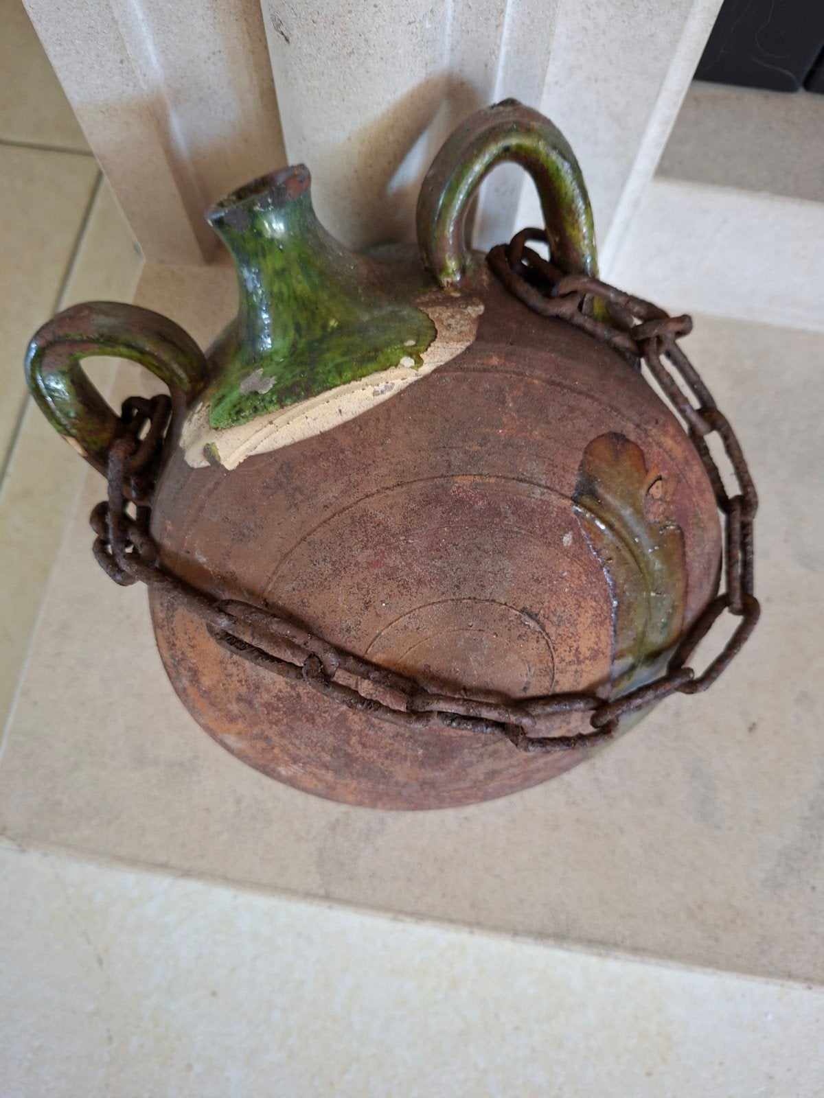 Antieke terragotta kruik met ketting, Ophalen of Verzenden