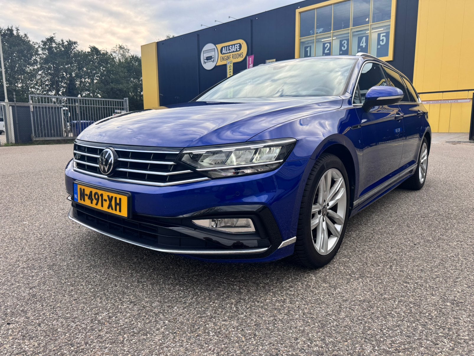 Volkswagen Passat 1.5 TSI 150pk R-Line VOL, Auto's, 4 cilinders, Blauw, 1379 kg, Particulier