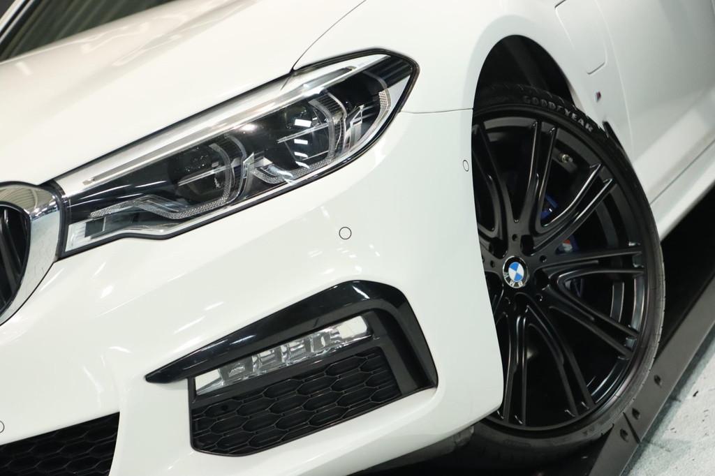 BMW 5-serie 530e M Sport / HUD / ACC / LIVE COCKPIT / DEALER, Auto's, Automaat, 1998 cc, Achterwielaandrijving, Gebruikt