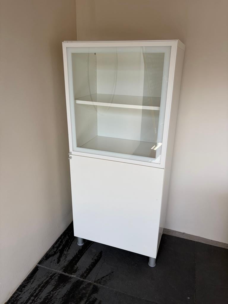 Besta vitrinekast met 1 deur glas, Ophalen, Gebruikt, 100 tot 150 cm, 50 tot 100 cm