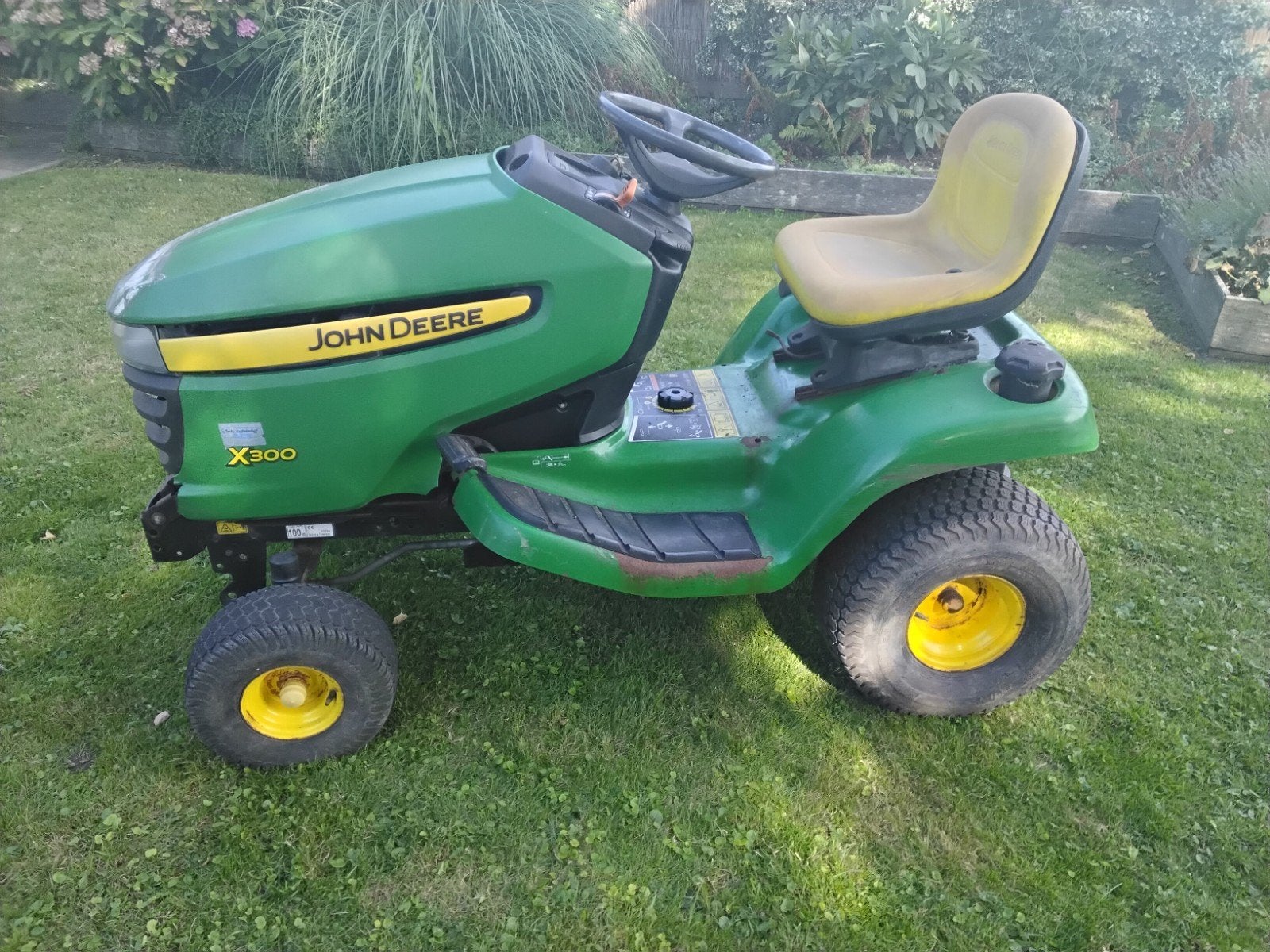John Deere X300 Zitmaaier - Start en Rijdt Goed, Tuin en Terras, Grasmaaiers, Ophalen, Gebruikt, Benzine-grasmaaier, John Deere