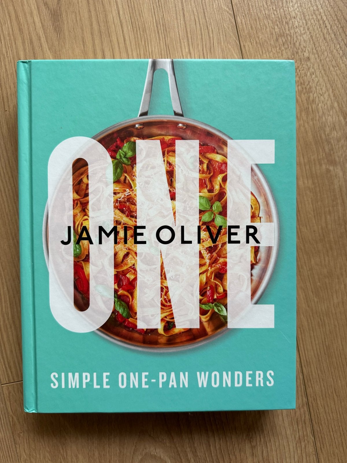 Jamie Oliver - ONE: Simple One-Pan Wonders Kookboek, Ophalen of Verzenden, Zo goed als nieuw, Voorgerechten en Soepen
