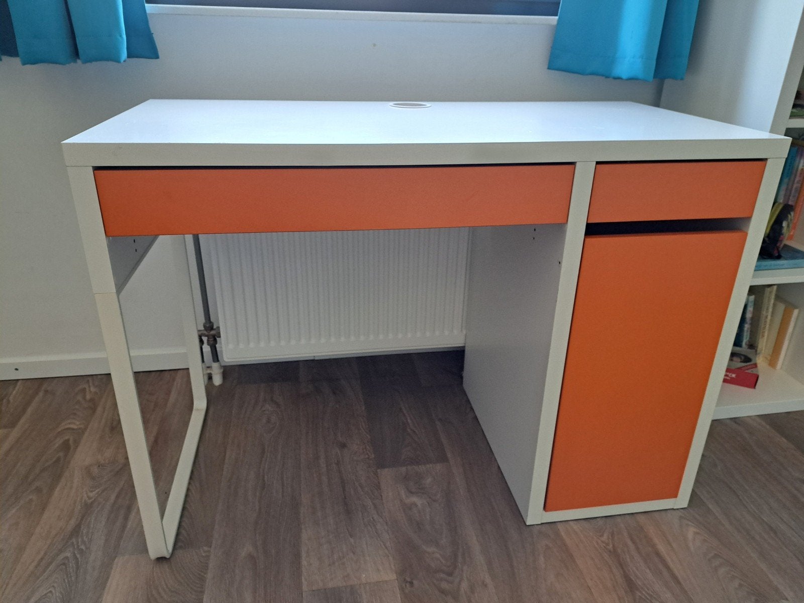Ikea micke kinderbureau oranje en bureaustoel rood, Huis en Inrichting, Bureaus, Ophalen, 105 cm, Gebruikt, Scandinavisch