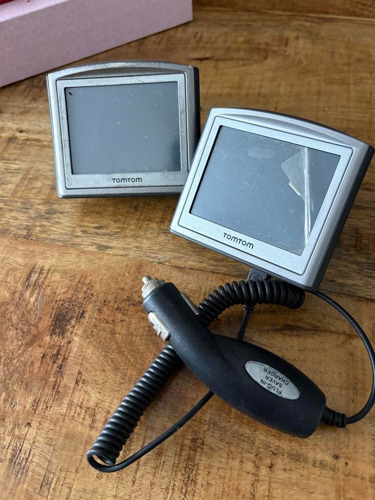 2 TomTom navigatiesystemen met oplader en houders, Ophalen of Verzenden, Gebruikt