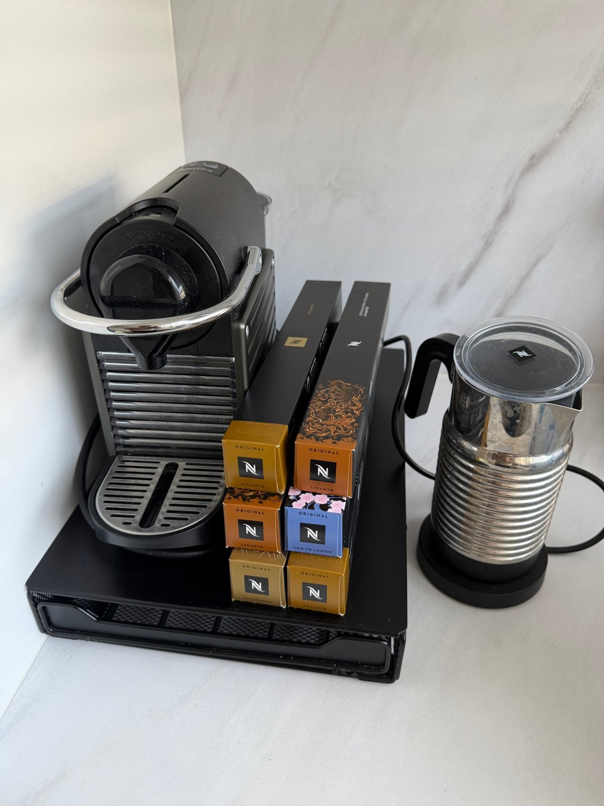 Nespresso Krups koffiezetapparaat,melkopschuimer en capsules, Ophalen, Espresso apparaat, Zo goed als nieuw, 1 kopje