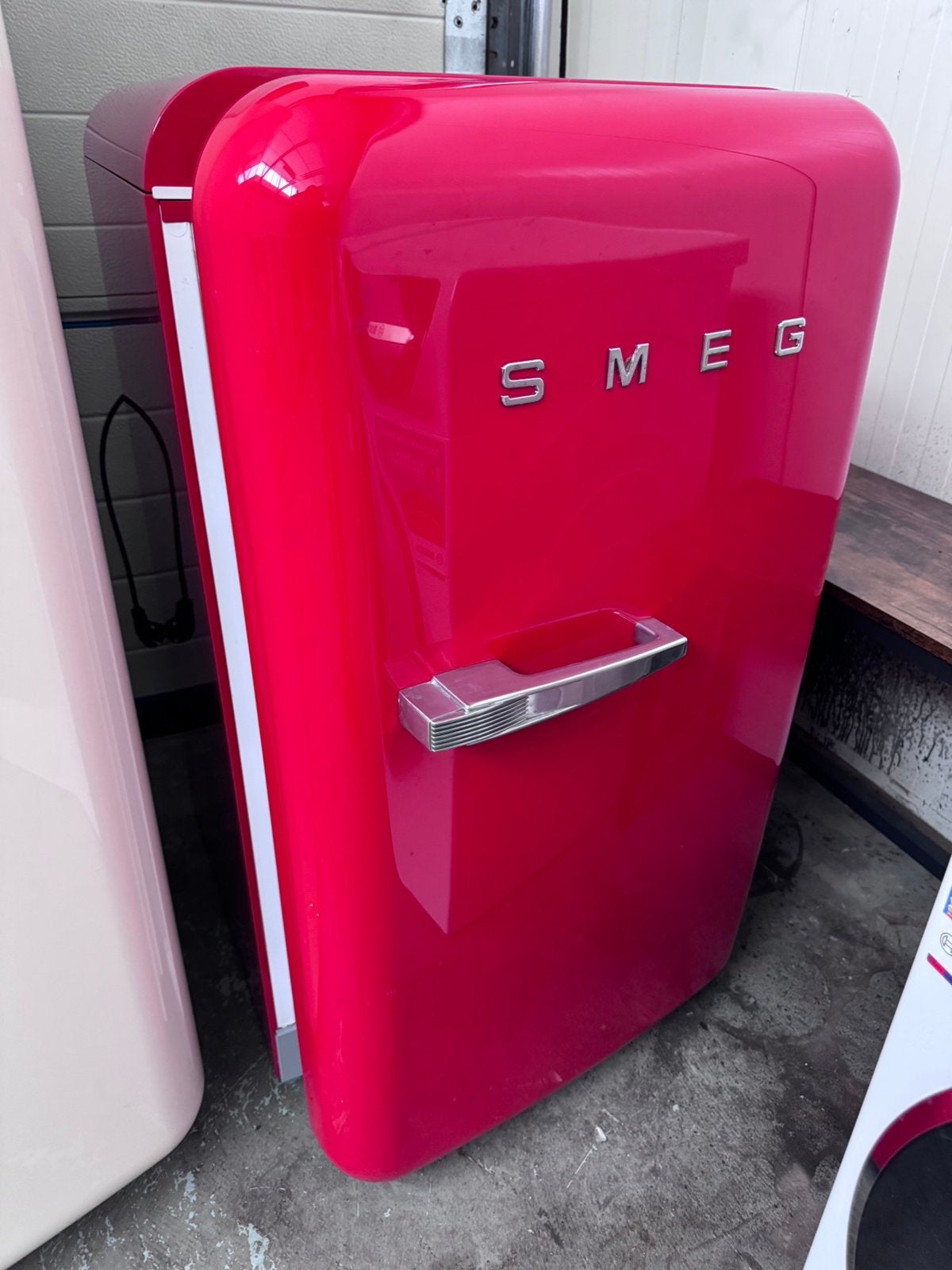Zgan Rode Smeg koelkast met vriesvakje met garantie!!, Witgoed en Apparatuur, Refurbished, Ophalen of Verzenden, Energieklasse A of zuiniger