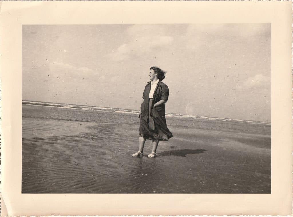 foto  -   dame   op  het   strand  - -  24  op 18   cm, Verzenden, Voor 1940