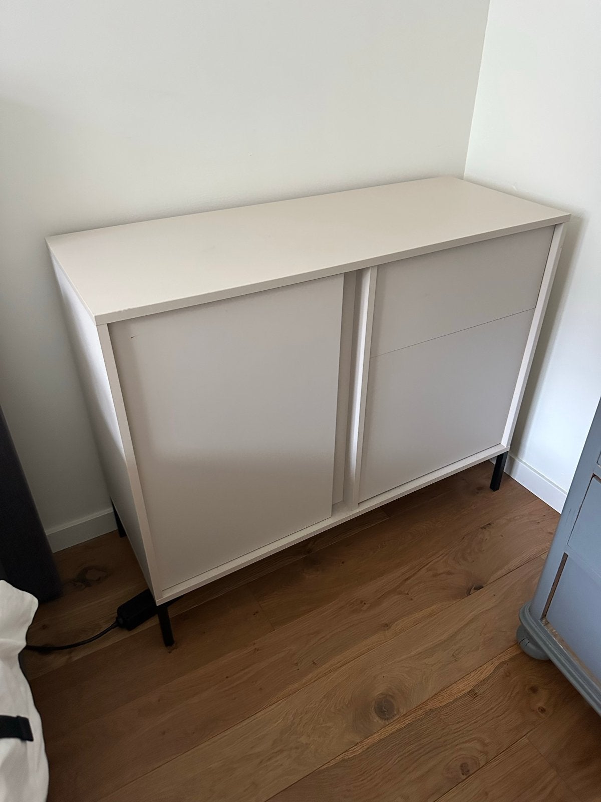 Modern beige dressoir met schuifdeuren en planken, Ophalen, 100 tot 150 cm, Zo goed als nieuw, 25 tot 50 cm