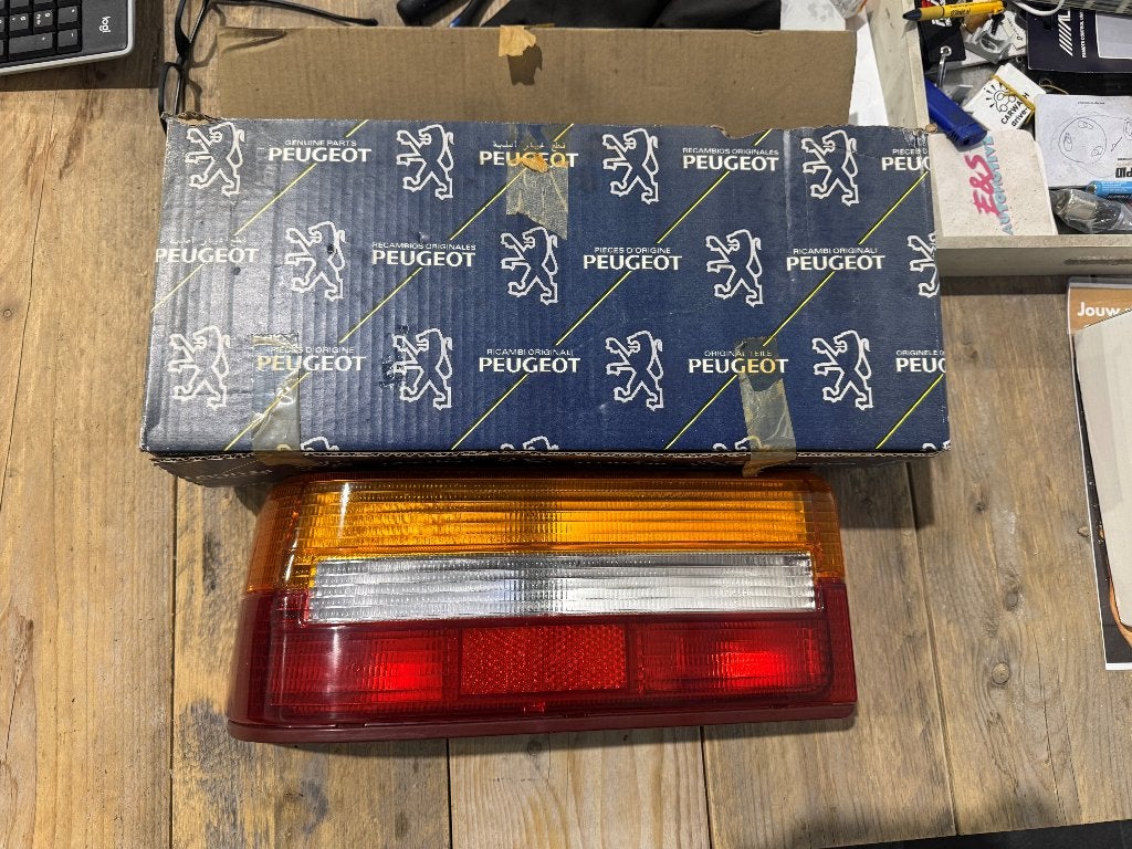 Peugeot 309 achterlicht links ORIGINEEL PEUGEOT NIEUW 635052, Ophalen of Verzenden, Nieuw, Peugeot