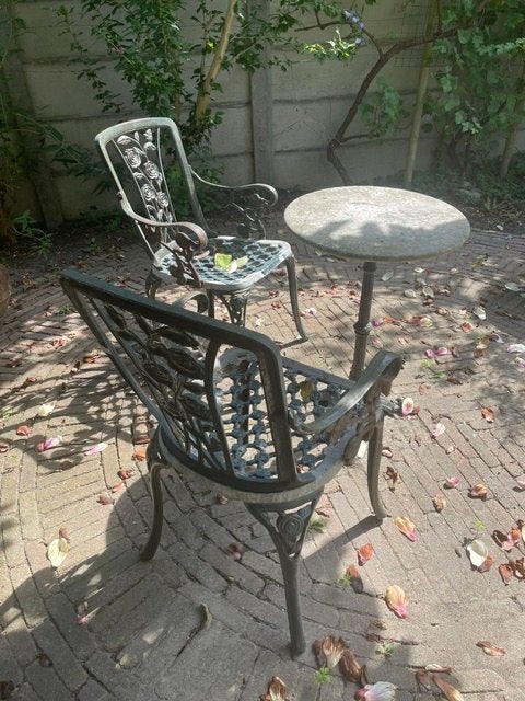 Vintage gietijzeren bistro set - 2 stoelen en tafel, Tuin en Terras, Overige materialen, Gebruikt, Bijzettafel, Tuinset