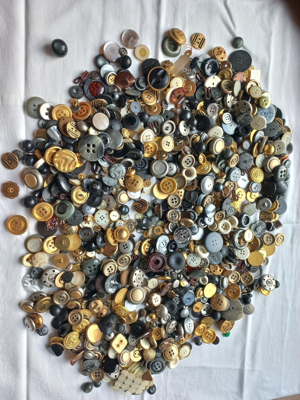 Grote verzameling knopen - diverse kleuren en maten, Ophalen of Verzenden, Gebruikt, Knoop of Knopen