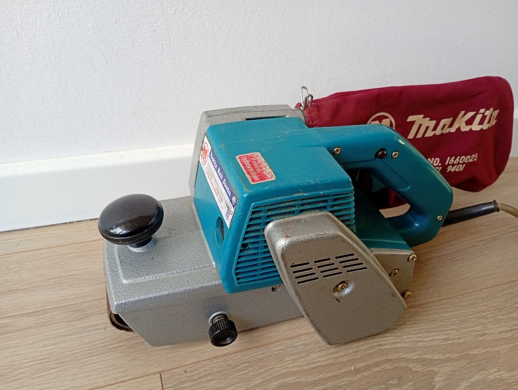 Makita 9401 Bandschuurmachine, Doe-het-zelf en Verbouw, Gereedschap | Schuurmachines, Ophalen of Verzenden, Gebruikt, 600 tot 1200 watt