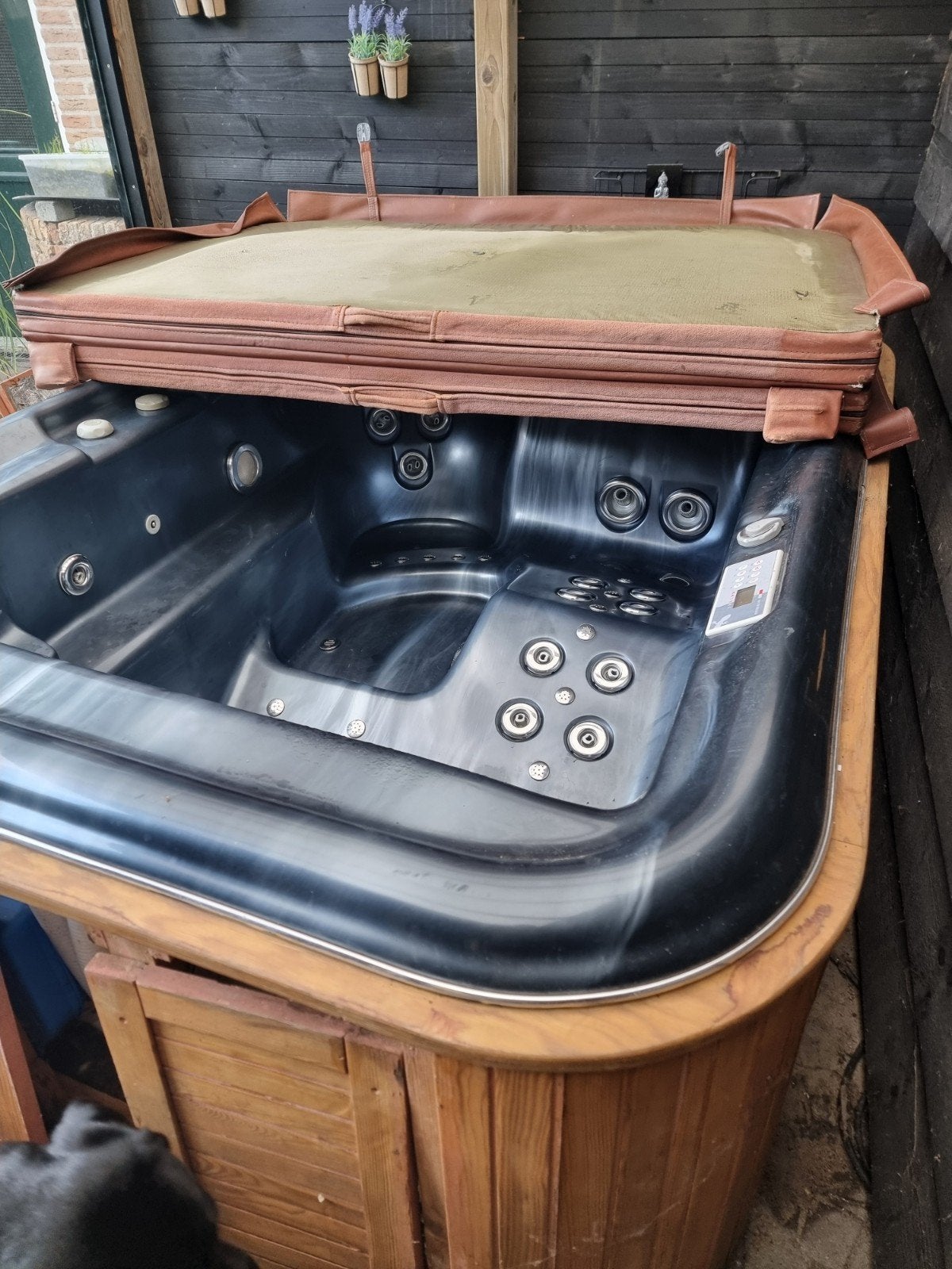 Gratis op te halen: 3-persoons spa/jacuzzi met houten ombouw, Tuin en Terras, Bubbelbaden en Hottubs, Gebruikt, Vast, Afdekzeil