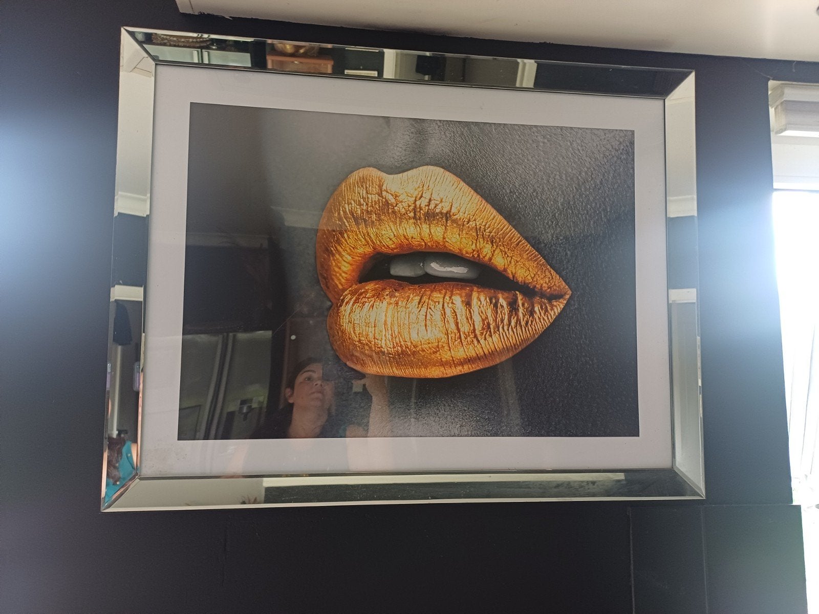 Schilderij met gouden lippen in spiegel lijst, Ophalen of Verzenden