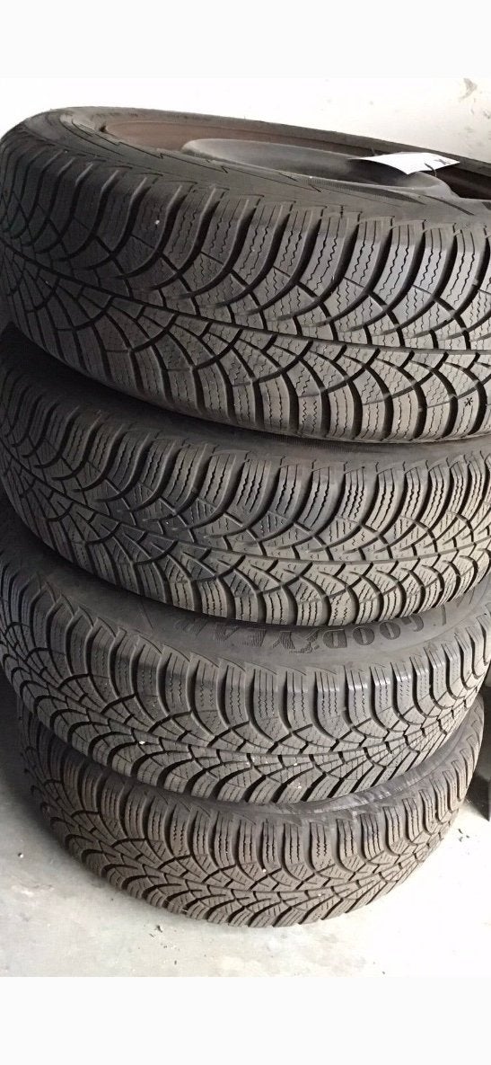 Winterbanden met velgen en wieldoppen voor KIA RIO, Ophalen, Gebruikt