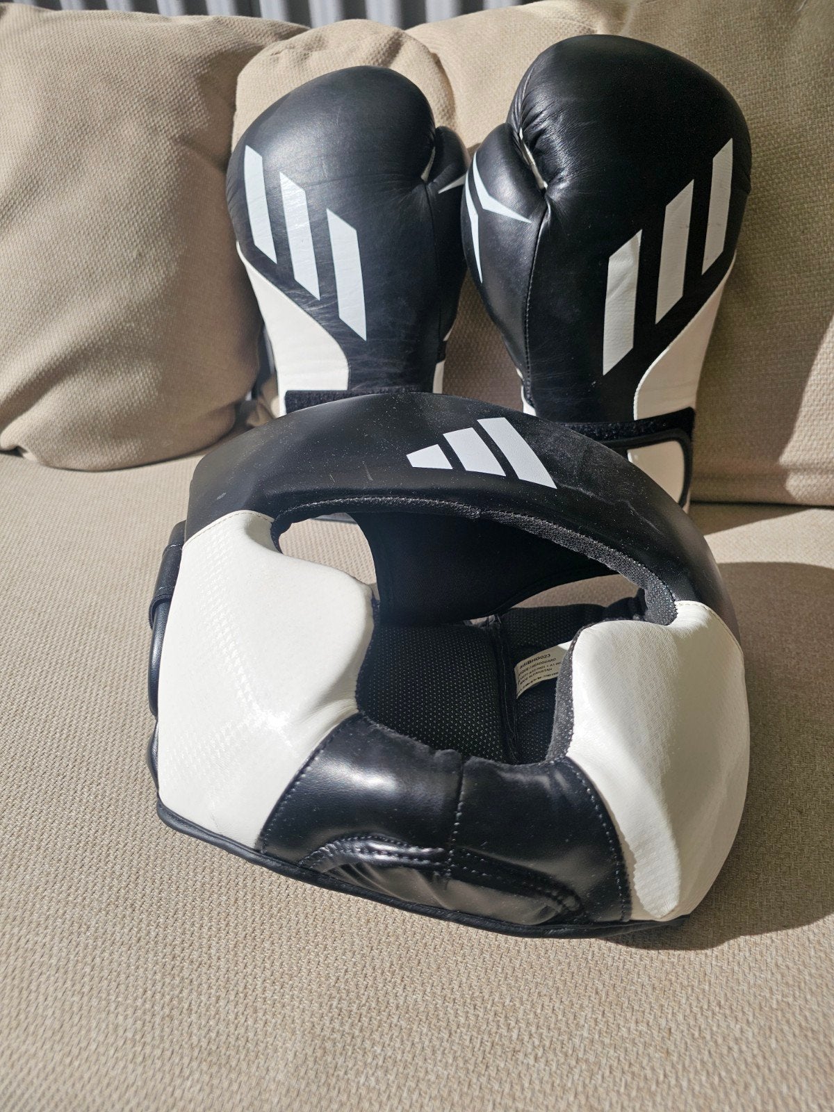 Adidas Boksset: Hoofdbeschermer (M)  Bokshandschoenen (16oz), Sport en Fitness, Overige, Vechtsportbescherming, Zo goed als nieuw