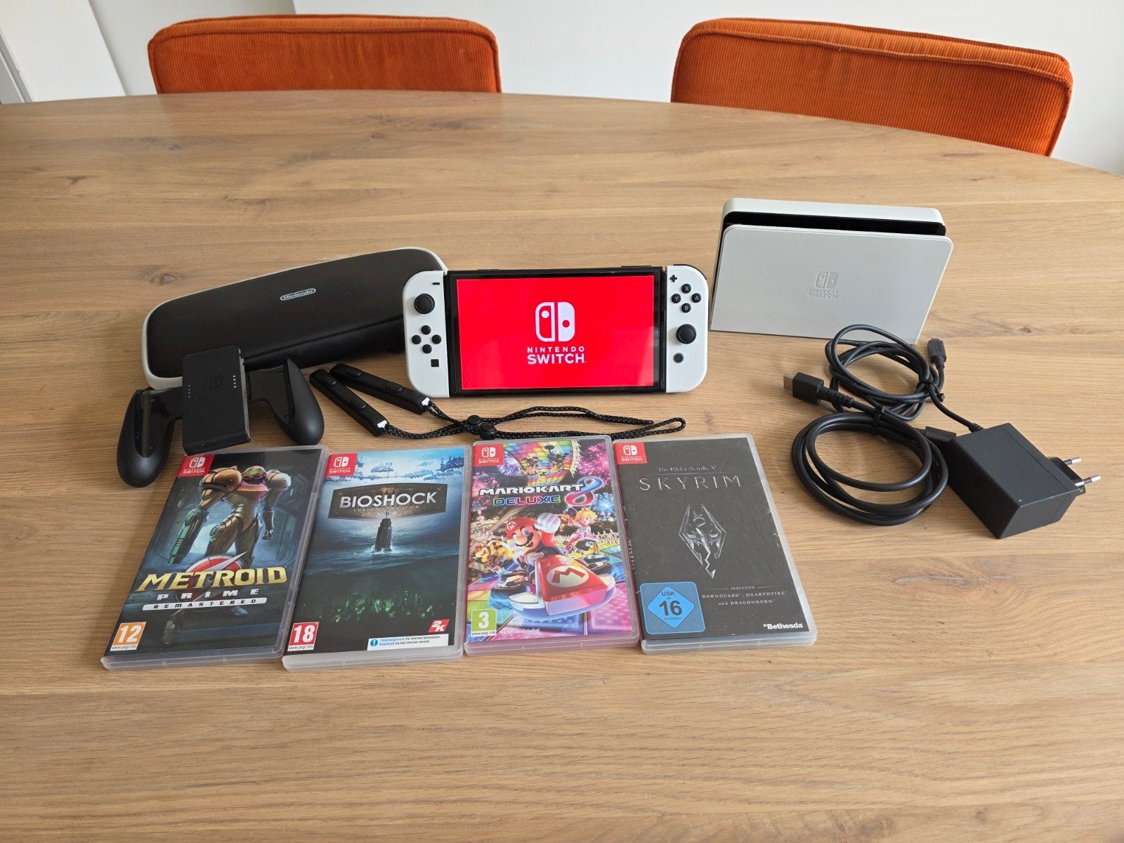 Nintendo Switch OLED met 4 games en accessoires, Switch OLED, Met games, Met 2 controllers, Ophalen of Verzenden