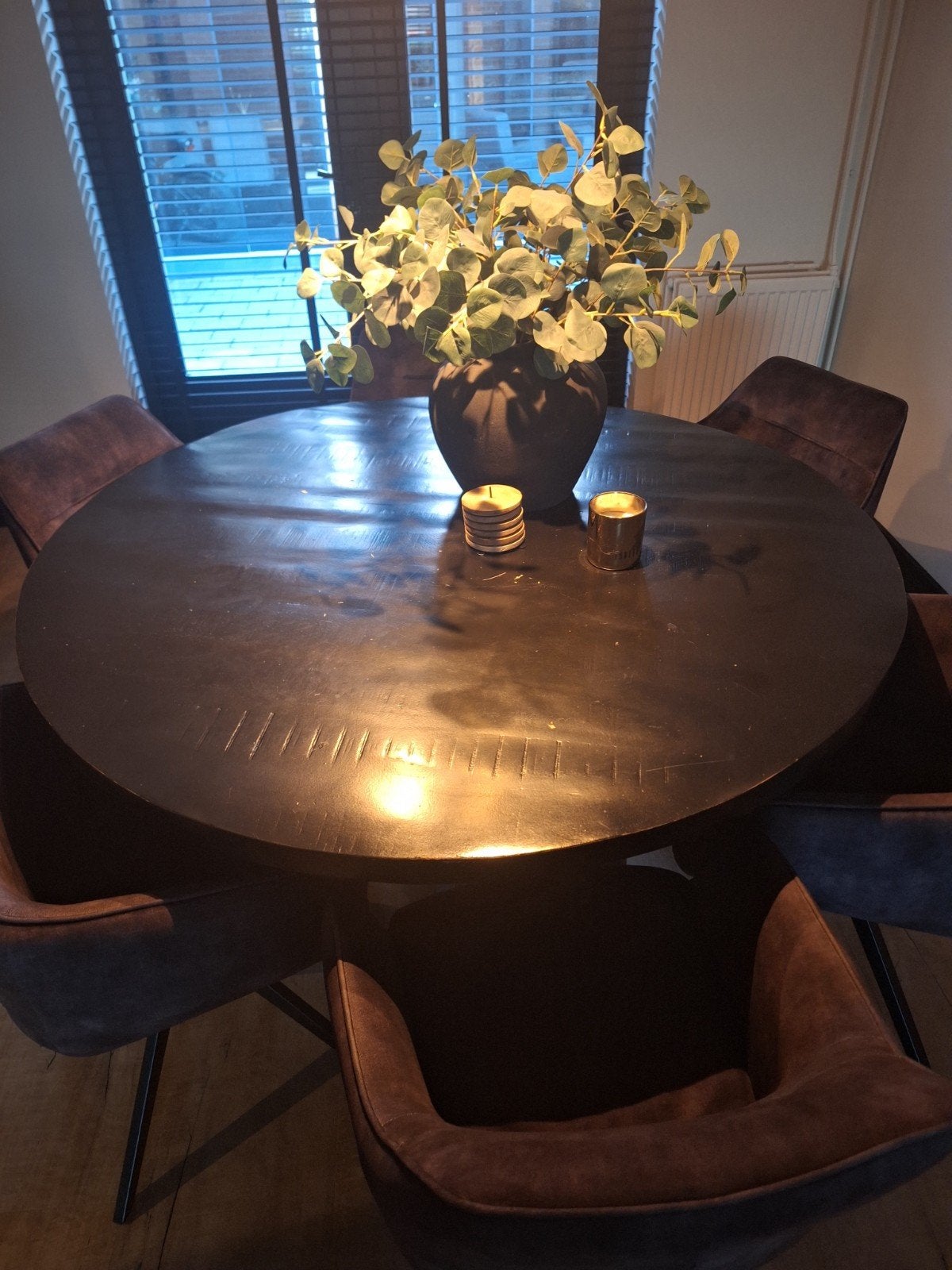 eetkamertafel 140 rond mangohout zwart 100 euro, Ophalen, Gebruikt, 4 tot 6 stoelen