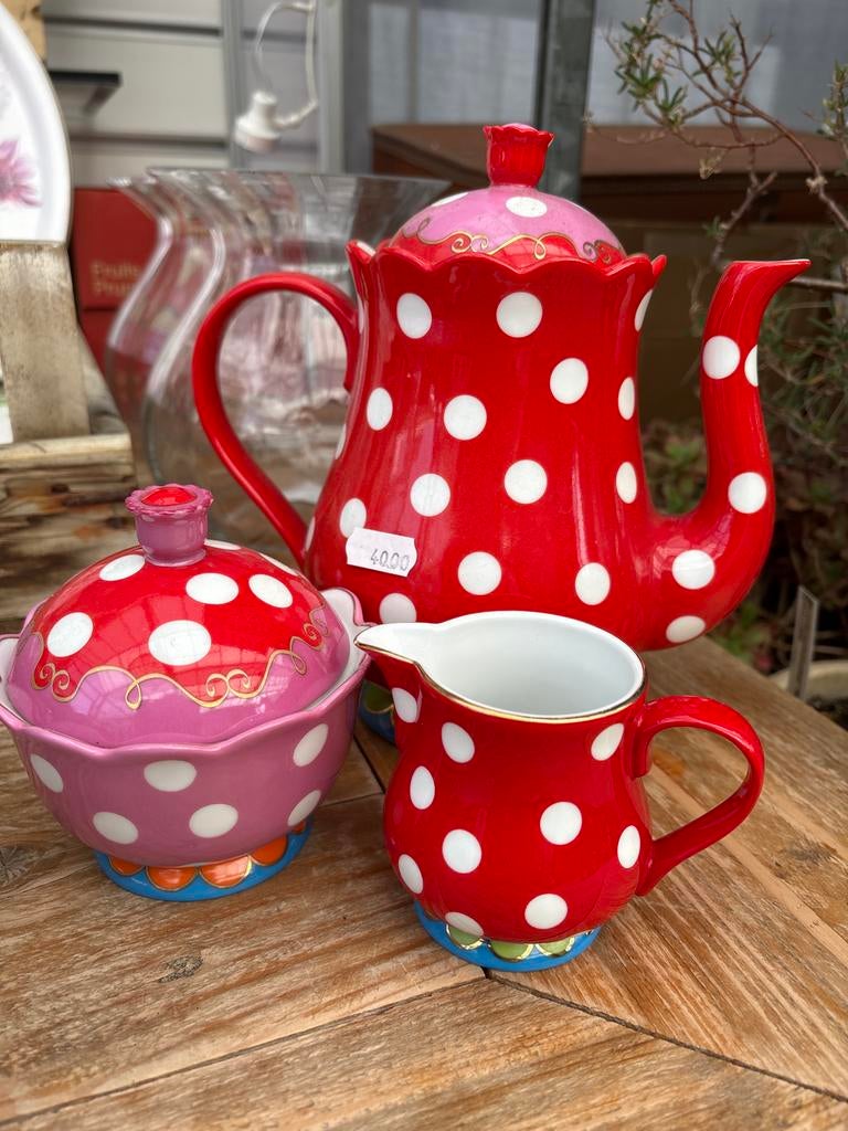 DE oilily theepot, suikerpot en melkkan set, Huis en Inrichting, Keuken | Servies, Ophalen of Verzenden, Porselein, Overige stijlen