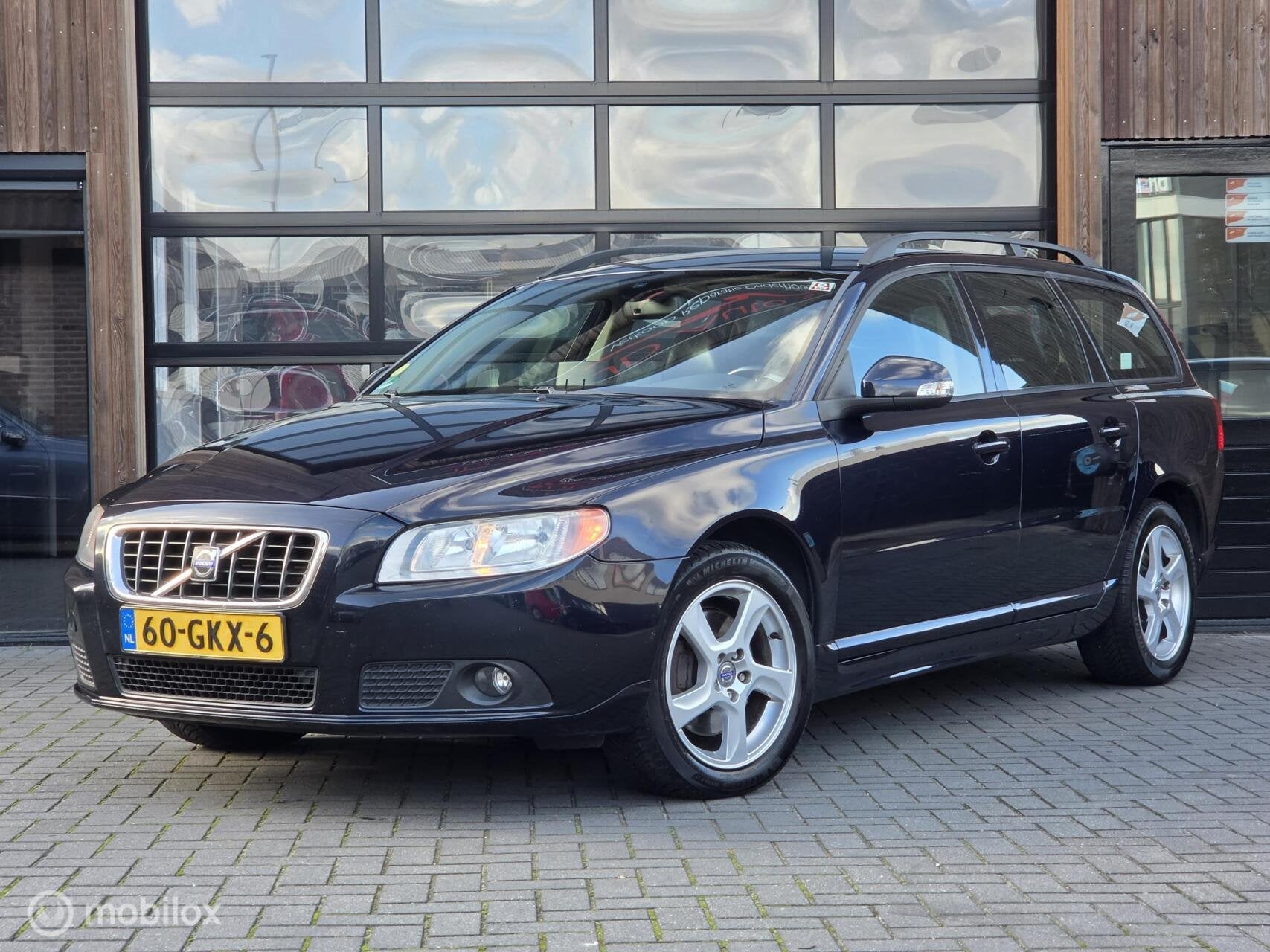 VOLVO V70 2.5T 200PK LEER NAVI YOUNGTIMER DEALER ONDERHOUDEN, Auto's, Voorwielaandrijving, Zwart, Blauw, 2521 cc
