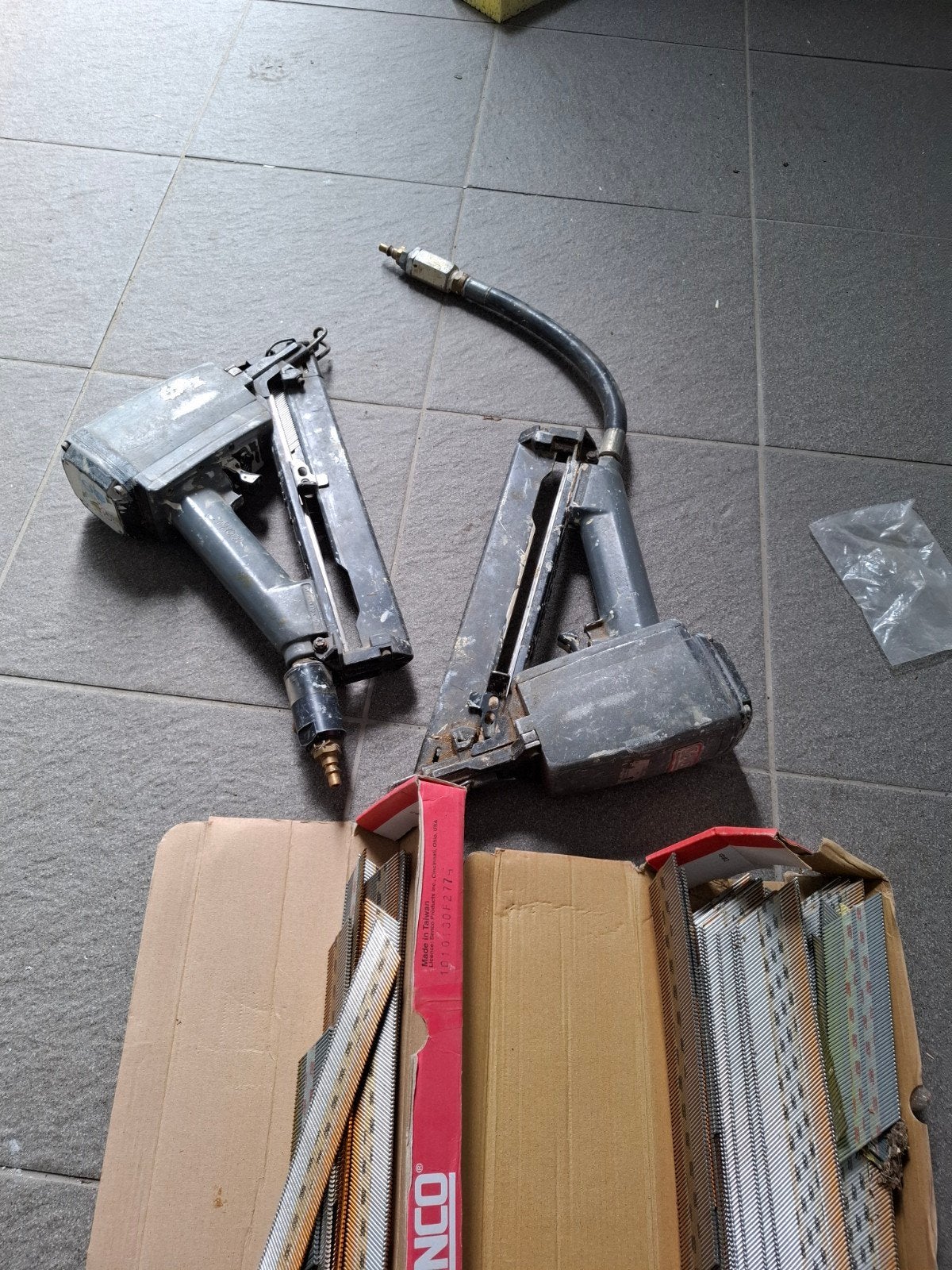 2 Senco tackers met nagels - Gebruikt, Ophalen, Gebruikt, Tacker/nietmachine, Overige merken